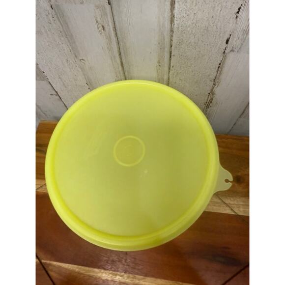 Vintage Yellow Tupperware Round Food Storage Container with Lid - Picture 2 of 4